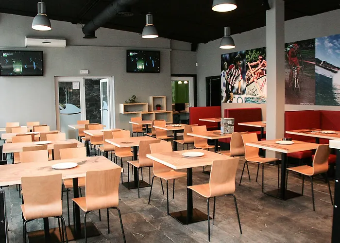 Mundaka Hostel & Sports Cafe