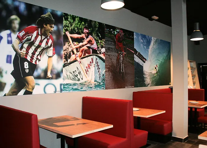 Mundaka Hostel & Sports Cafe